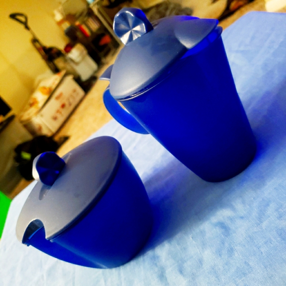 **NEVER-USED** TUPPERWARES MINI SERVING PITCHER SET.